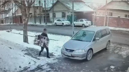 Квартирный вор с украденым телевизором попал на видео в Алматы