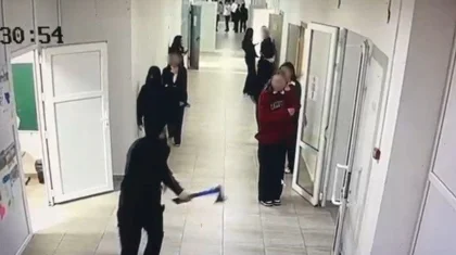 Бегавшему в школе с топором подростку в Кульсары разрешили посещать занятия