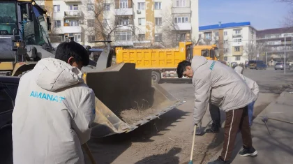 Молодежь не осталась в стороне: активисты «Жастар Рухы» участвуют в восстановительных работах в Конаеве