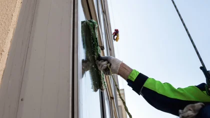 Промышленный альпинист сорвался с девятого этажа в Астане