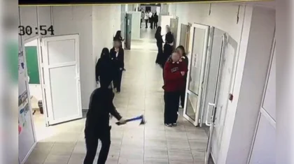 Бегал с топором в школе: мать подростка заявила, что ее сын подвергался буллингу