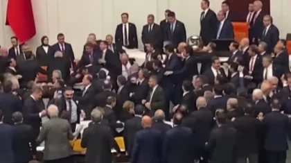 В парламенте Турции произошла массовая драка из-за назначения нового министра юстиции (ВИДЕО)