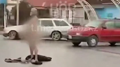 Голый мужчина на проезжей части шокировал жителей Жамбылской области (ВИДЕО)