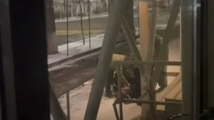 Трое мужчин обокрали потерявшую сознание девушку на улице в Алматы (ВИДЕО)