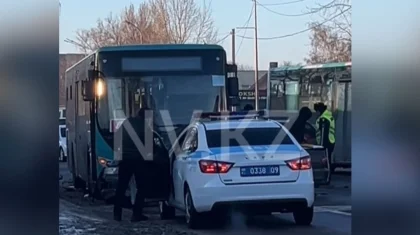 В салоне были 20 пассажиров: две легковушки и автобус столкнулись в Караганде (ВИДЕО)