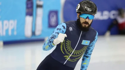Знаменосец Казахстана уверенно вышел в четвертьфинал Олимпиады-2026