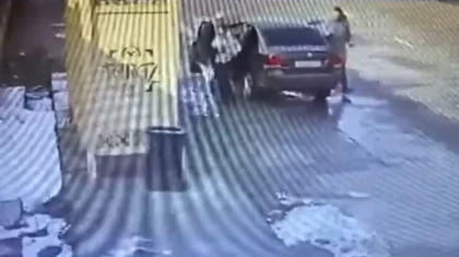 Мужчины пытались похитить стоявшую на остановке девочку в Таразе (ВИДЕО)