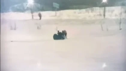 Рыбак застрял руками в лунках на льду в Астане (ВИДЕО)