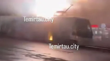 Очевидцы сняли на видео полыхающий трамвай в Темиртау