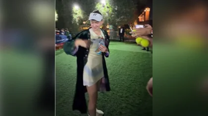 «Класс! Спасибо большое»: Рыбакиной подарили казахский камзол в Дубае