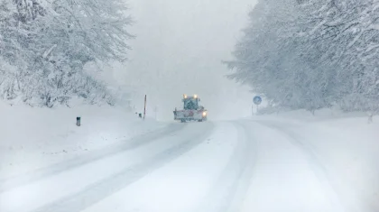 Водитель спецтехники погиб во время работ по расчистке трассы в ВКО