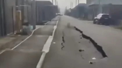 После дождей асфальт провалился на участке новой дороги в Шымкенте