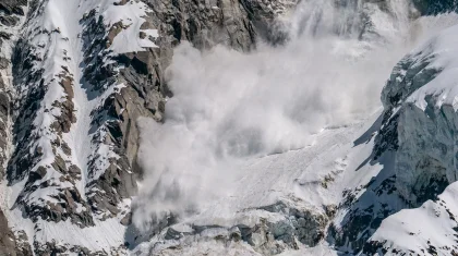 Снежная лавина накрыла мужчину в горах Алматы