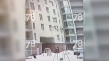 Дворник на лету поймал ребенка, сорвавшегося с седьмого этажа в Санкт-Петербурге (ВИДЕО)