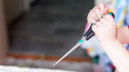 Трехлетняя девочка воткнула ножницы себе в глаз в Павлодаре