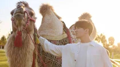 Димаш Кудайберген опубликовал кадры верхом на верблюде в Туркестане