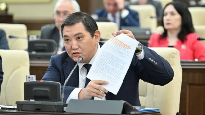 «Дети до 18 лет в браке?»: депутат Базарбек усомнился в странной формулировке закона о реадмиссии