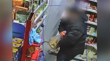Спрятал в штанах: шоколадный вор попал на камеру в Астане (ВИДЕО)