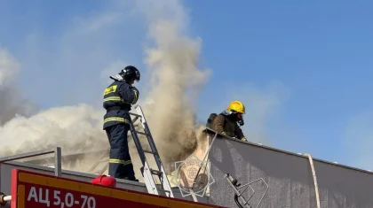 Крупный пожар потушили на территории ТРЦ в Актау (ВИДЕО)