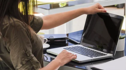 Жительнице ВКО вернули 680 тысяч тенге за навязанный софт при покупке ноутбука