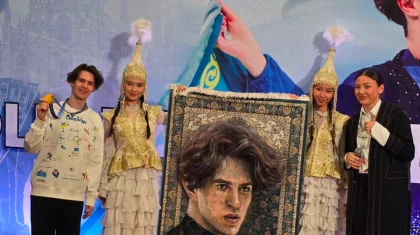 Ковер с портретом и шквал аплодисментов: Шайдорова встретили в Алматы (ФОТО, ВИДЕО)