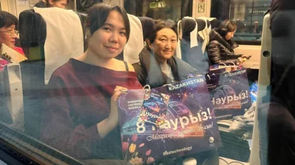 Больше тысячи женщин поздравляют с 8 Марта в поездах Казахстана (ФОТО)