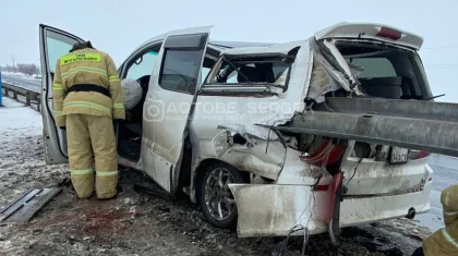 Отбойник насквозь пробил автомобиль на трассе в Актюбинской области