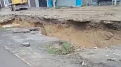 Асфальт провалился в Шымкенте из-за аварии коллектора (ВИДЕО)