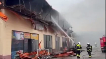 Охваченное огнем здание СТО потушили пожарные в Шымкенте