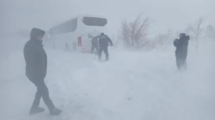 Буран в Карагандинской области: машины продолжают вызволять из снежного плена