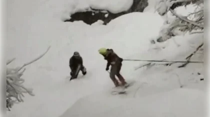 Иностранец упал в овраг в горах Алматы (ВИДЕО)