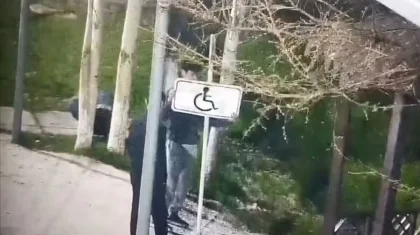 Вандалы сломали знак для инвалидов в Шымкенте (ВИДЕО)