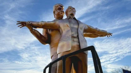 Арт-статую Трампа и Эпштейна установили в Вашингтоне