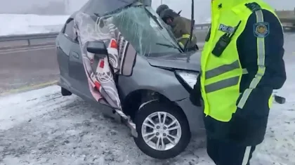 Легковушка боком врезалась в столб на объездной дороге в Караганде (ВИДЕО)