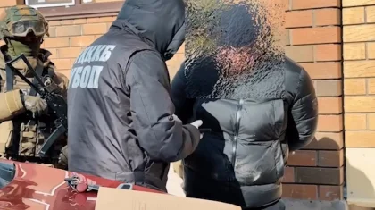 Задержание мужчин с арсеналом оружия и боеприпасов сняли на видео в ЗКО