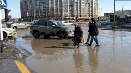 Два пешехода ушли под воду с головой, пытаясь обойти лужу на «зебре» в Актобе