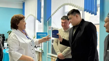 Подарки вручают на участках первым проголосовавшим на референдуме жителям Астаны