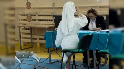 Девушка в халате и робот-собака удивили голосующих в Астане (ВИДЕО)