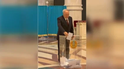 Нурсултан Назарбаев проголосовал на референдуме