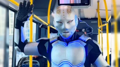 Робот и барс Адлет устроили перформанс в Астане в день референдума (ВИДЕО)