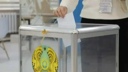 В лучших традициях праздника «Көрісу»: актюбинка обнялась со всеми членами комиссии по референдуму