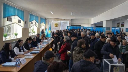 Очереди из голосующих и праздничное настроение: как казахстанцы голосуют на референдуме в регионах