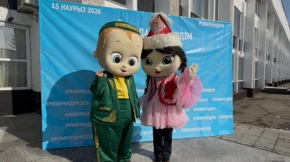 В ВКО на участки голосования пришли сказочные персонажи и герои в национальных костюмах