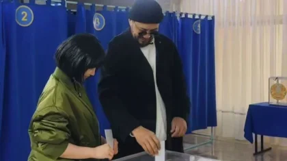 «Леон» и «Матильда» пришли проголосовать на референдуме в Атырау (ВИДЕО)