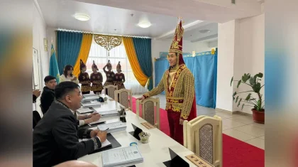 «Золотой человек» пришел голосовать на референдум в Алматинской области (ФОТО)