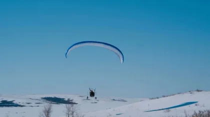 Экстремал на параплане прибыл проголосовать на референдуме в Усть-Каменогорске