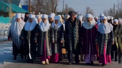 60 свекровей и 60 невесток: необычная акция объединила поколения на участке голосования в Актобе