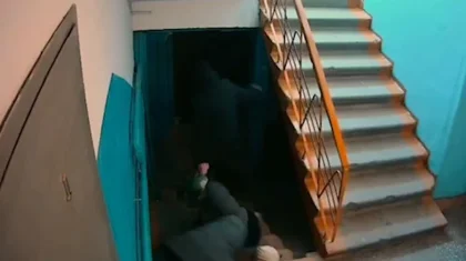 Дерзкий грабитель протащил пенсионерку по подъезду: видео из Павлодара