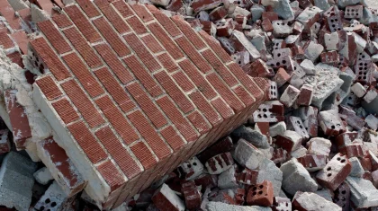 Тела двух человек извлекли из-под обрушившейся стены на стройке в Курчатове