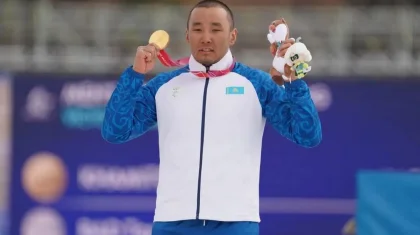 Чемпиона Паралимпийских игр Ербола Хамитова торжественно встретили в аэропорту Астаны (ВИДЕО)